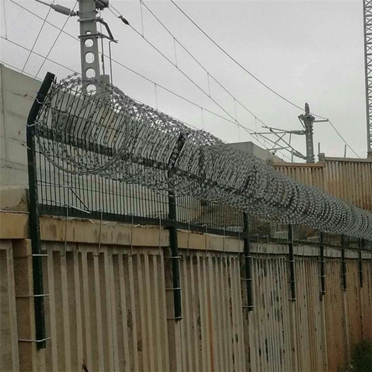 陜西加高防護柵欄圖片2 陜西加高防護柵欄圖片2