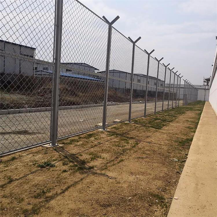 新疆邊境鋼網柵欄圖片2