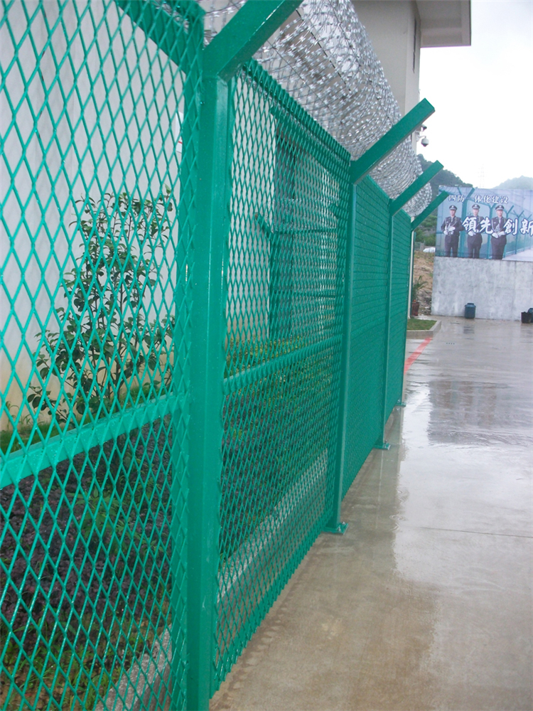 新疆邊境鋼網柵欄圖片3