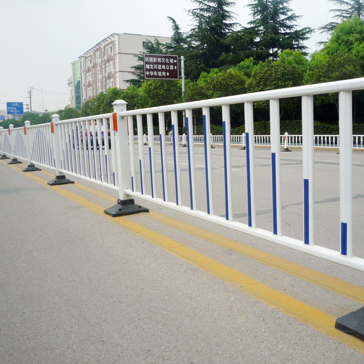道路隔離鋅鋼護(hù)欄圖片2 道路隔離鋅鋼護(hù)欄圖片2