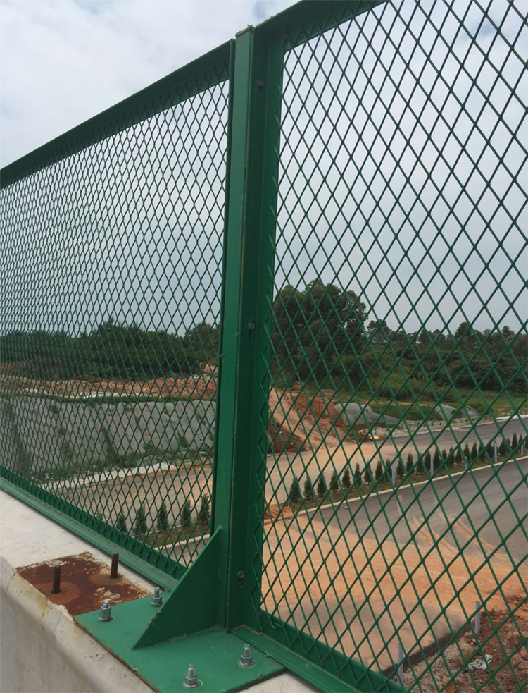 新疆高速公路大橋防拋網(wǎng)圖片2