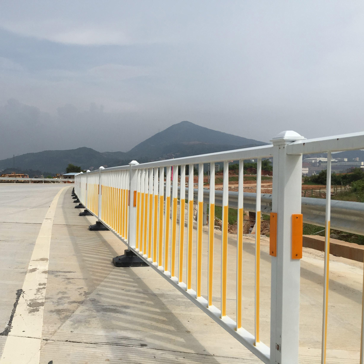 新疆城市交通道路護(hù)欄圖片3