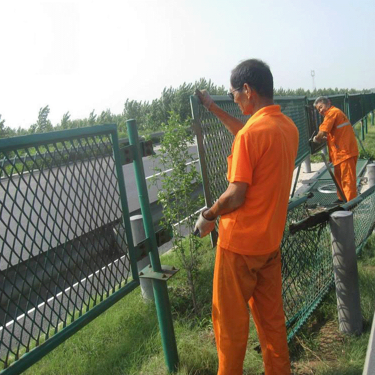 高速公路中間防眩網隔離帶圖片3 高速公路中間防眩網隔離帶圖片3