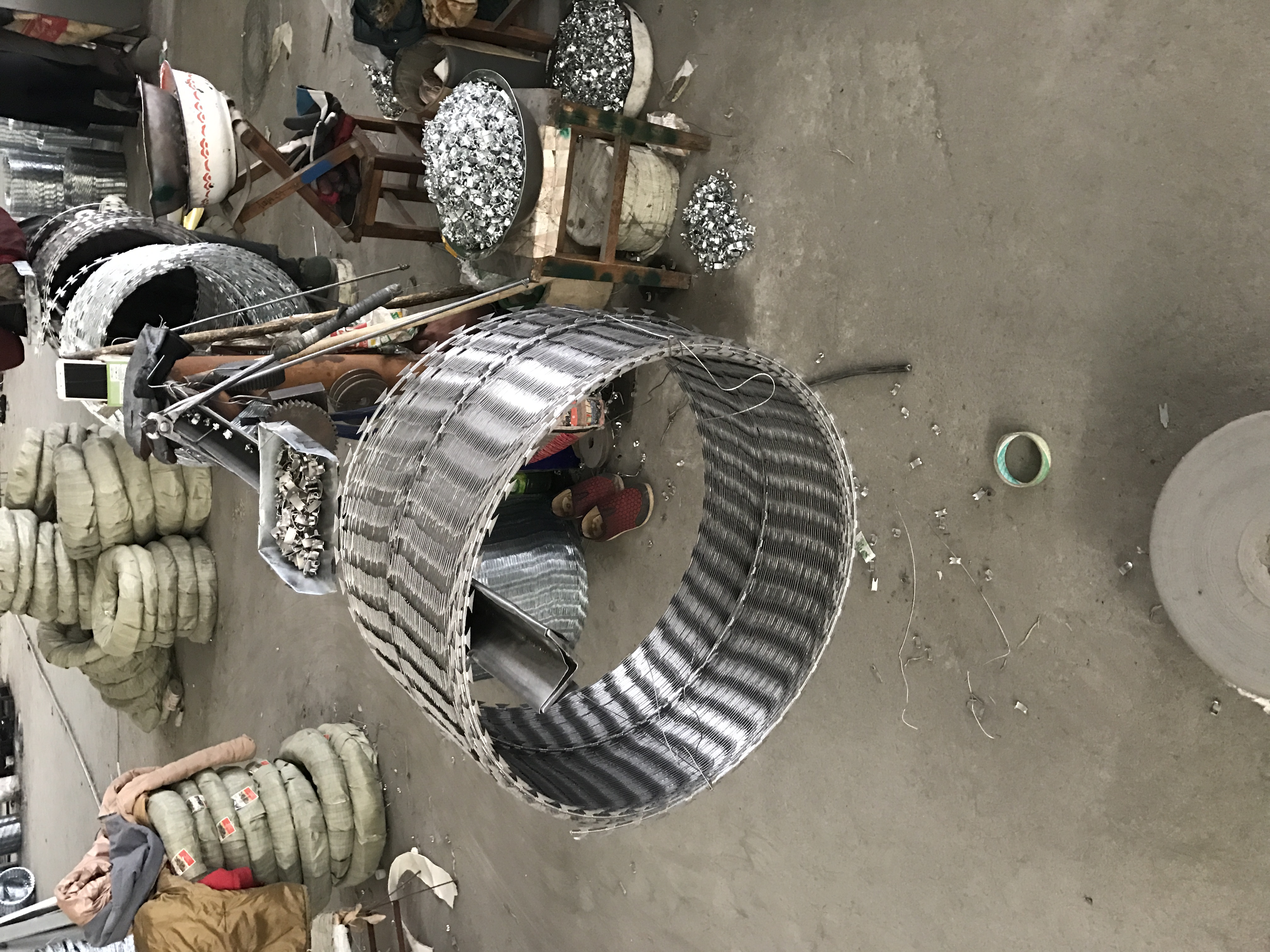 新疆熱鍍鋅刺絲滾籠生產加工圖片1