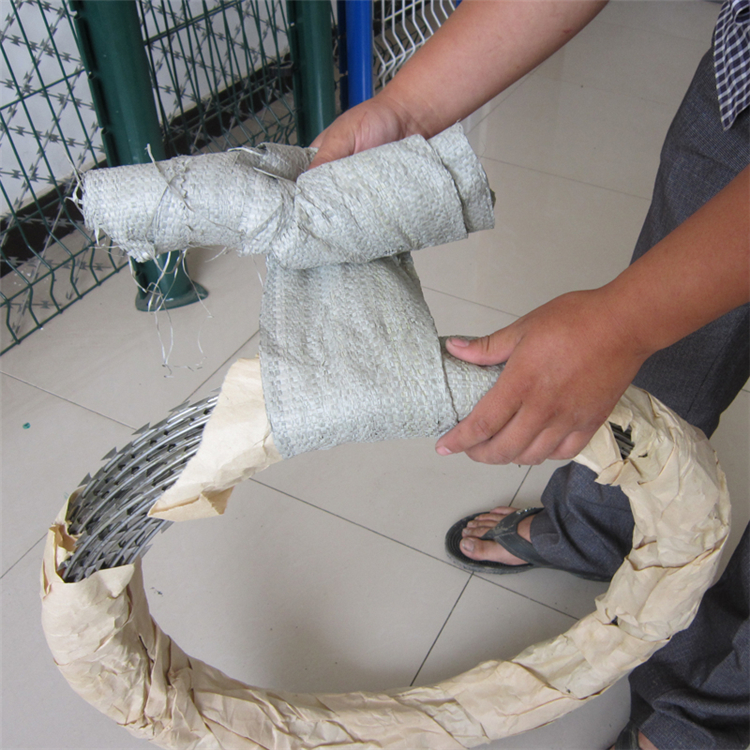 新疆熱鍍鋅刺絲滾籠生產加工圖片4 新疆熱鍍鋅刺絲滾籠生產加工圖片4