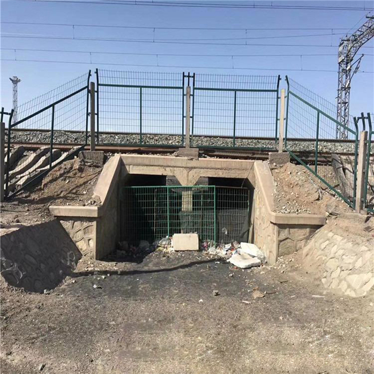 安徽高鐵橋梁封閉式隔離網(wǎng)安裝圖片2 安徽高鐵橋梁封閉式隔離網(wǎng)安裝圖片2