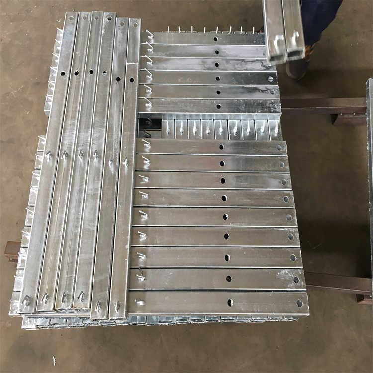 新疆鐵路支架刀刺網(wǎng)熱鍍鋅處理圖片2