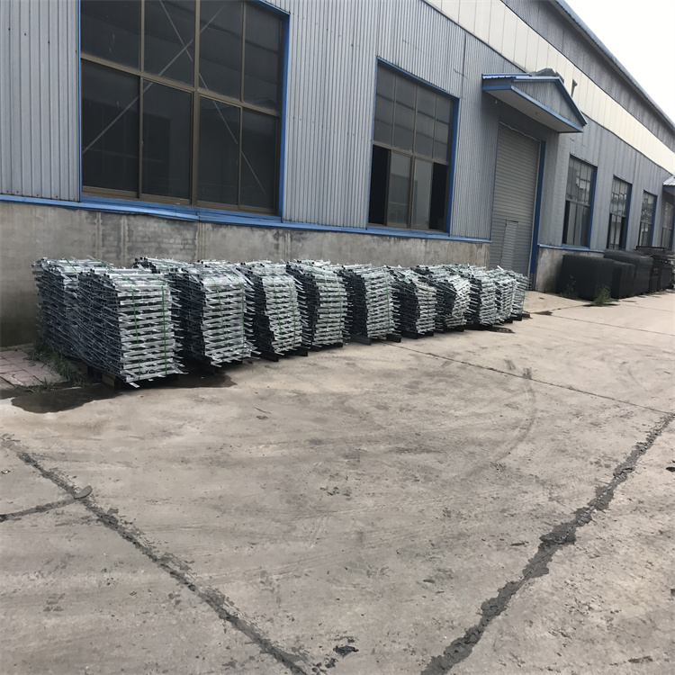 新疆鐵路支架刀刺網(wǎng)熱鍍鋅處理圖片3