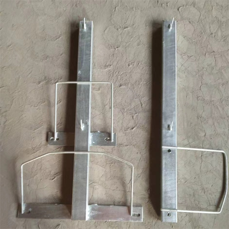 新疆鐵路支架刀刺網(wǎng)熱鍍鋅處理圖片4