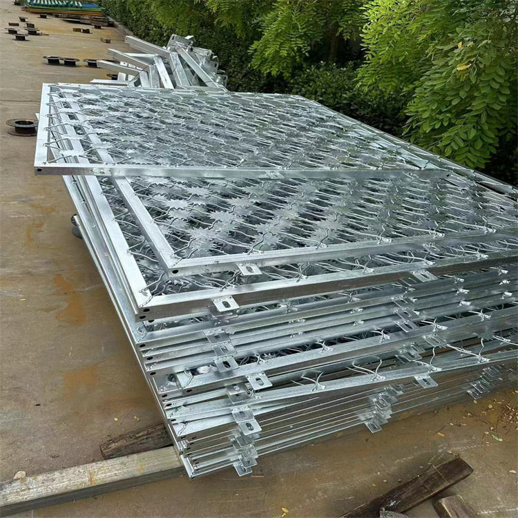 新疆監獄熱鍍鋅梅花刺片隔離網生產安裝圖片3 新疆監獄熱鍍鋅梅花刺片隔離網生產安裝圖片3