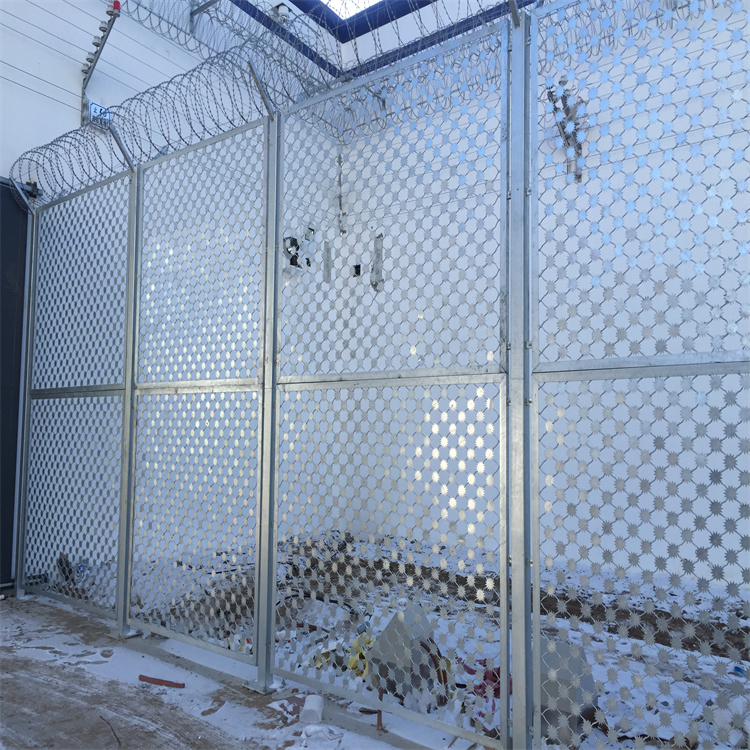 新疆監獄熱鍍鋅梅花刺片隔離網生產安裝圖片4 新疆監獄熱鍍鋅梅花刺片隔離網生產安裝圖片4