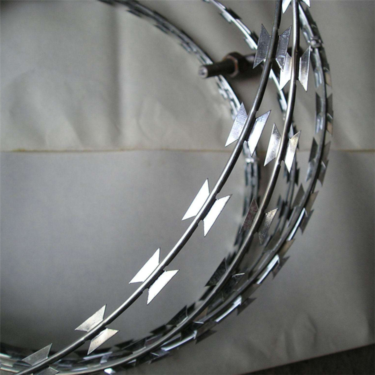 廣東機場刺絲滾籠安裝規范圖片6