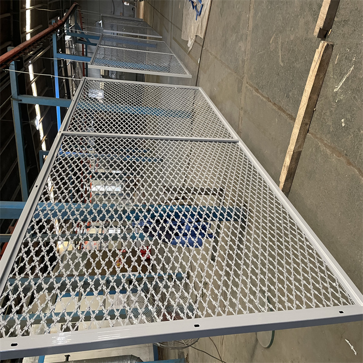 監獄焊接刀片隔離網生產流程圖片4 監獄焊接刀片隔離網生產流程圖片4