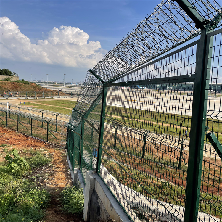 部隊(duì)機(jī)場(chǎng)金屬鐵絲網(wǎng)警戒護(hù)欄圖片3 部隊(duì)機(jī)場(chǎng)金屬鐵絲網(wǎng)警戒護(hù)欄圖片3