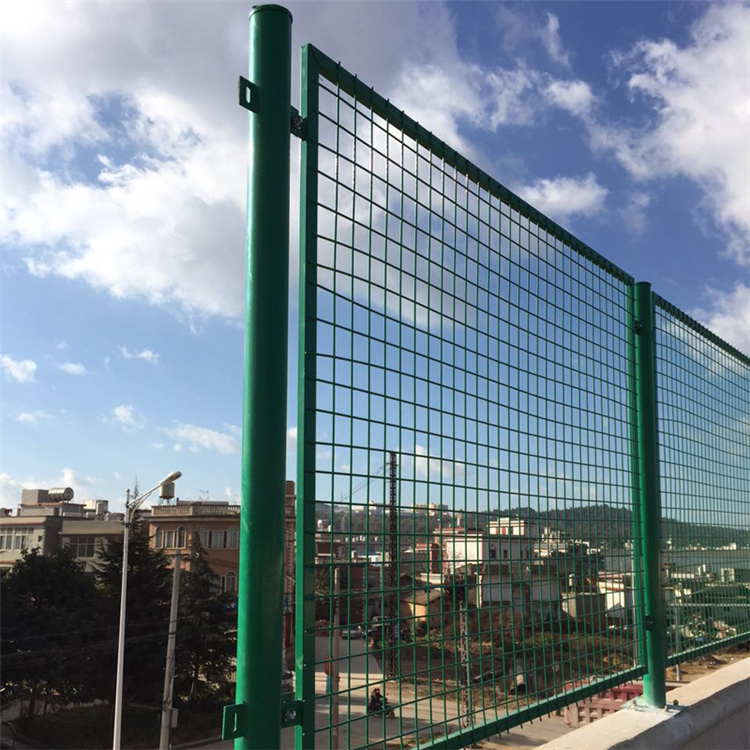 高速兩側路基金屬隔離網