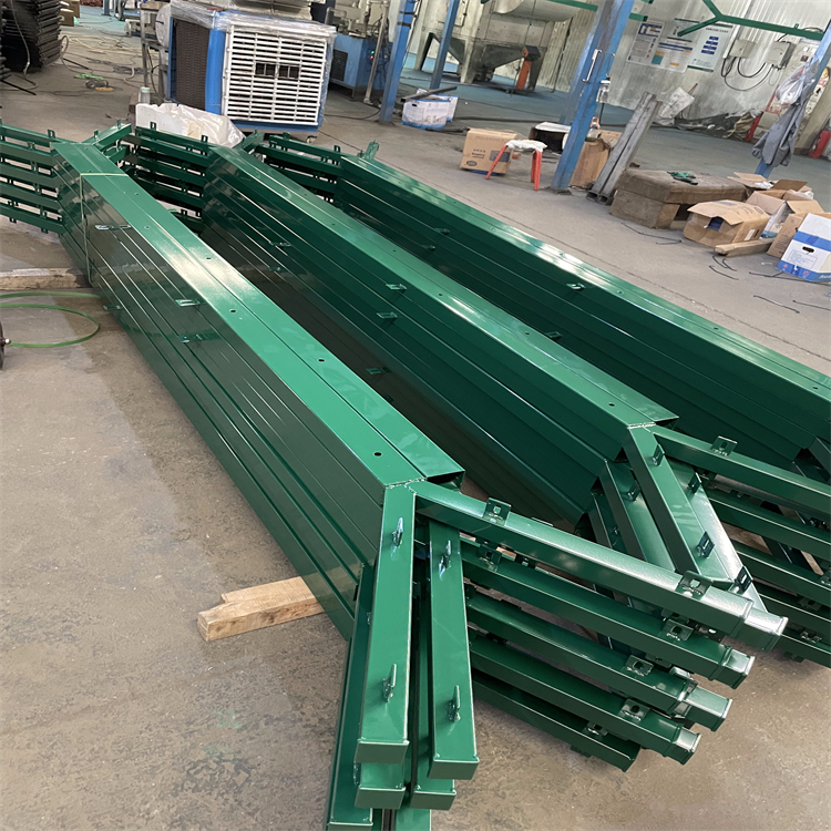 機場金屬鋼板菱形孔隔離網圖片3 機場金屬鋼板菱形孔隔離網圖片3