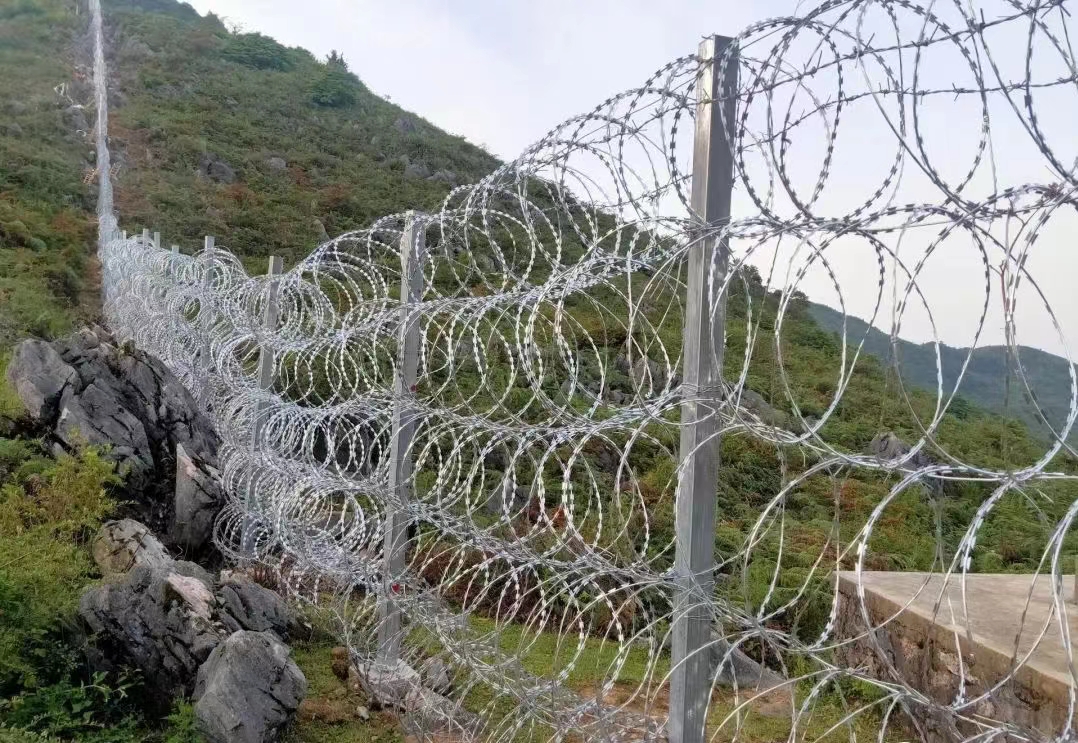 邊境刀片滾籠阻隔網圖片2 邊境刀片滾籠阻隔網圖片2