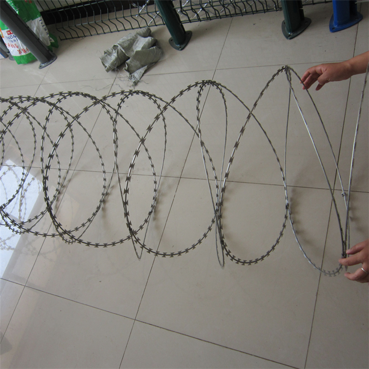 廣東熱鍍鋅刀片刺繩刺絲滾籠圖片3 廣東熱鍍鋅刀片刺繩刺絲滾籠圖片3